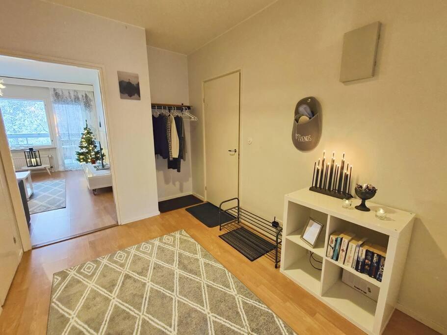 Huoneisto Spacious With Balcony And Free Wifi